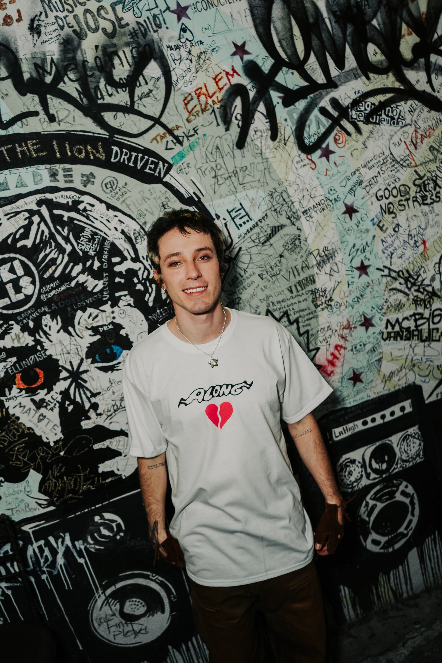 Playera blanca corazón Along