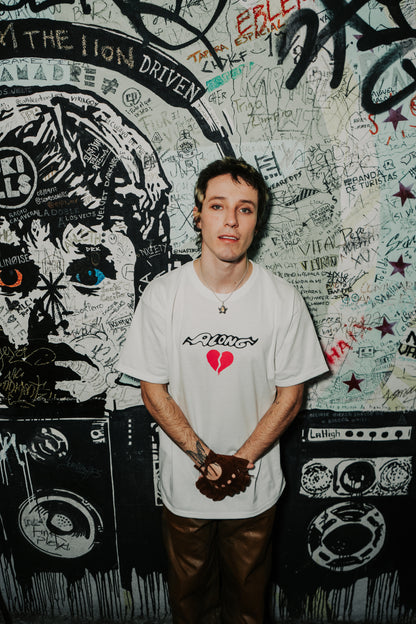 Playera blanca corazón Along